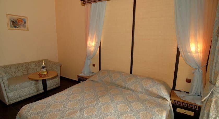אלניטה Andalucia Beach Hotel מראה חיצוני תמונה