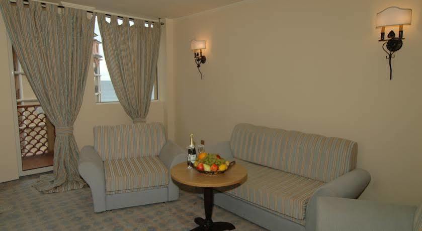 אלניטה Andalucia Beach Hotel מראה חיצוני תמונה