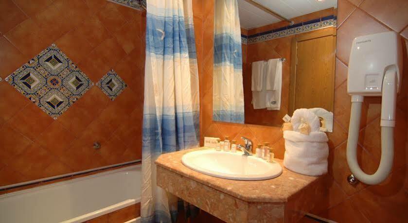 אלניטה Andalucia Beach Hotel מראה חיצוני תמונה